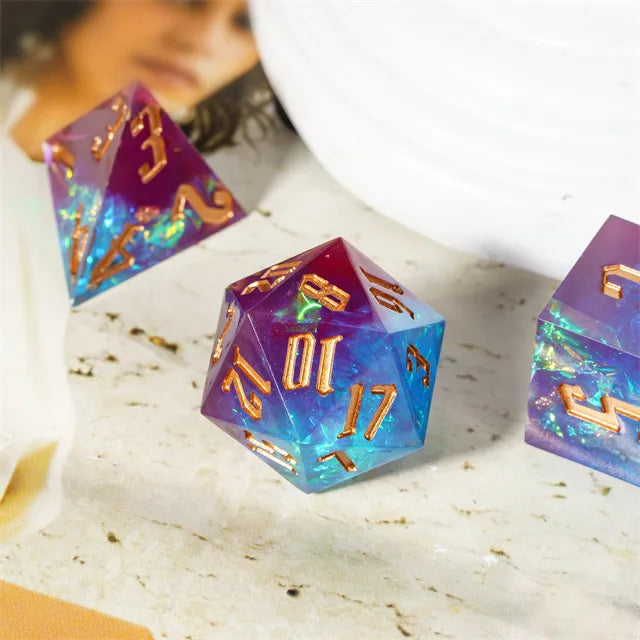 Scharfe Kantenwürfel Lila Blau Gold