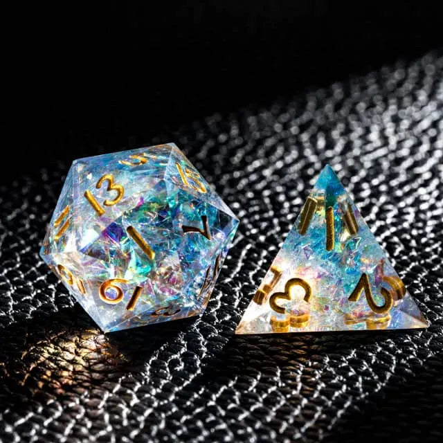Dados DND hechos a mano con borde afilado azul púrpura