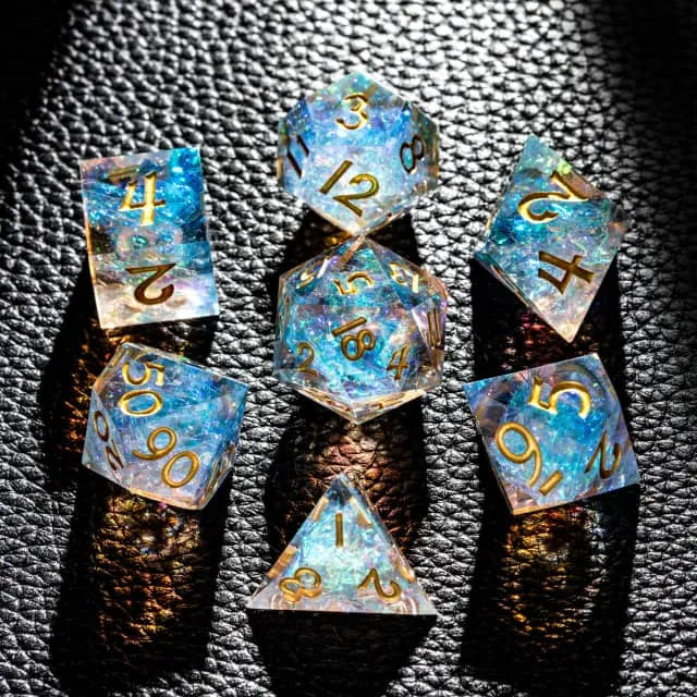 Dados DND hechos a mano con borde afilado azul púrpura