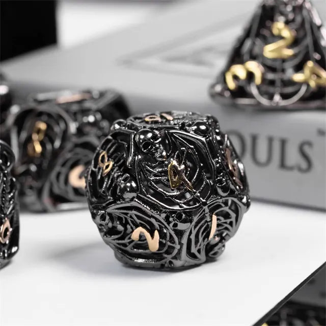 Würfelset aus hohlem Menschenknochenmetall