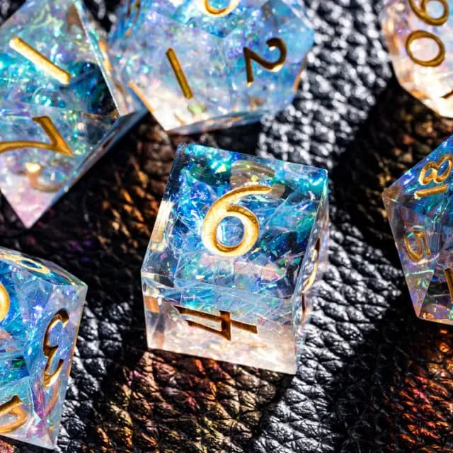 Dados DND hechos a mano con borde afilado azul púrpura