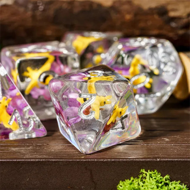 Dnd bee dice detail pic D8