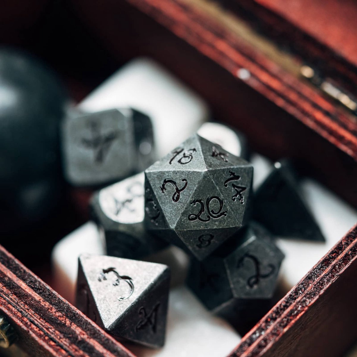 Metal dice set zwart