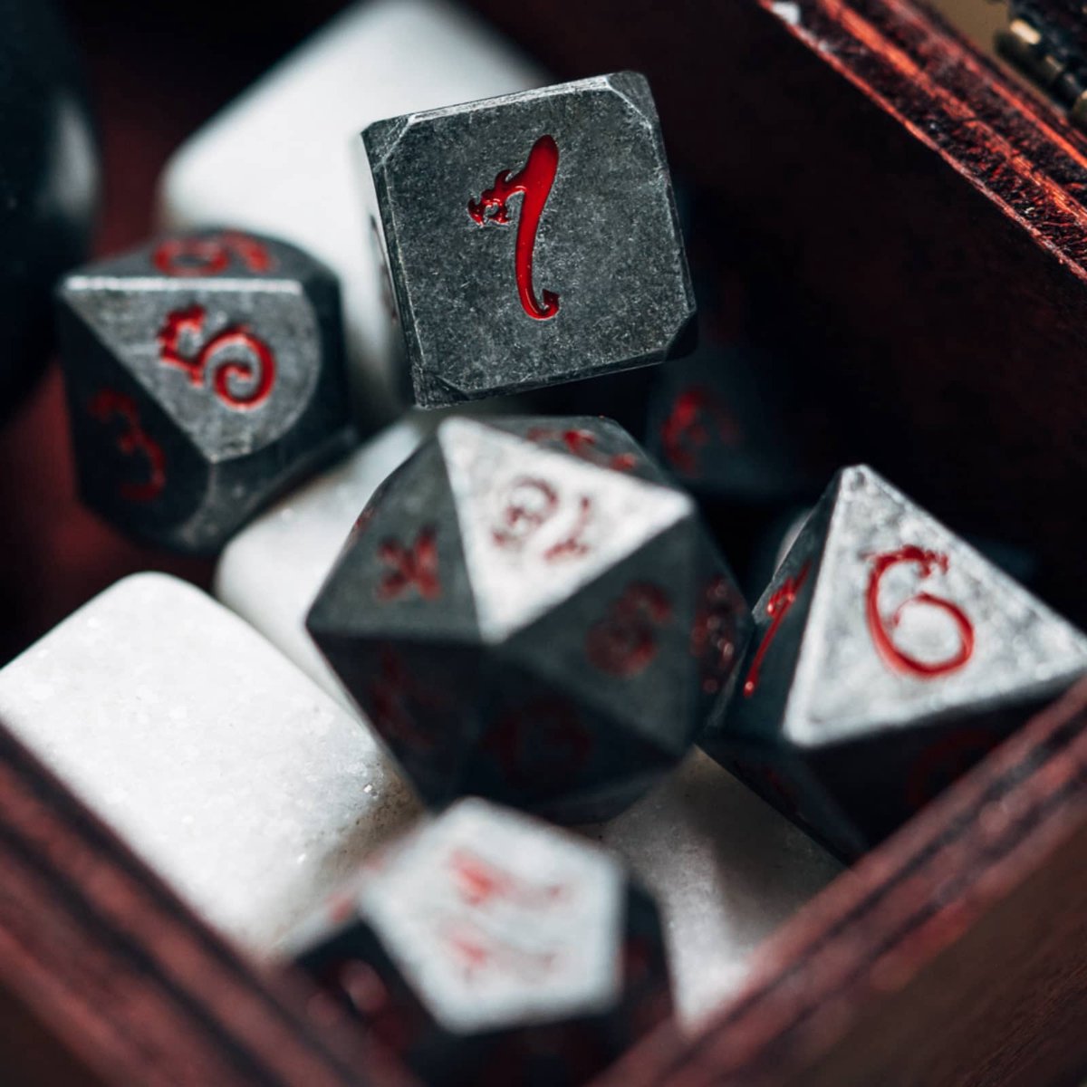 Metal dice set rood