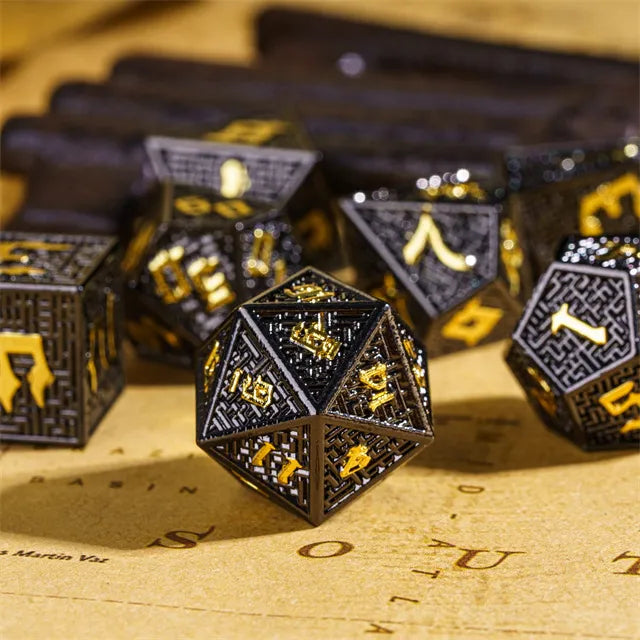 Metal dice set Zwart met goud Maze dice
